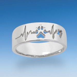 Feiner Ring mit Hundepfote und Herzschlag-Design