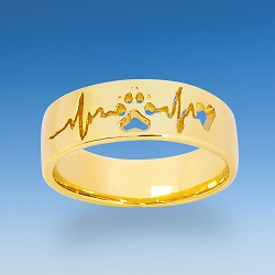 Ring mit einpunzierter Hundepfote mit dem Herzschlag vom Hund in Gold und Silber