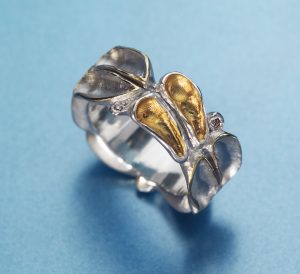 Massiver Jäger-Ring Silber mit dekorativen teilvergoldeten Fährten