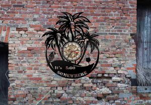 Wanduhr mit Palmen Insel aus schwarz lackiertem Holz